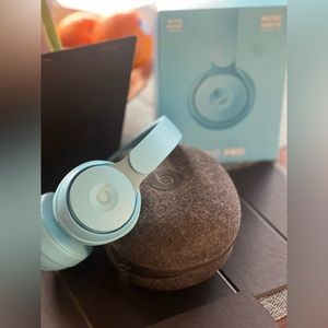 Beats Solo Pro / Pharrell Williams edition by Dr . Dre